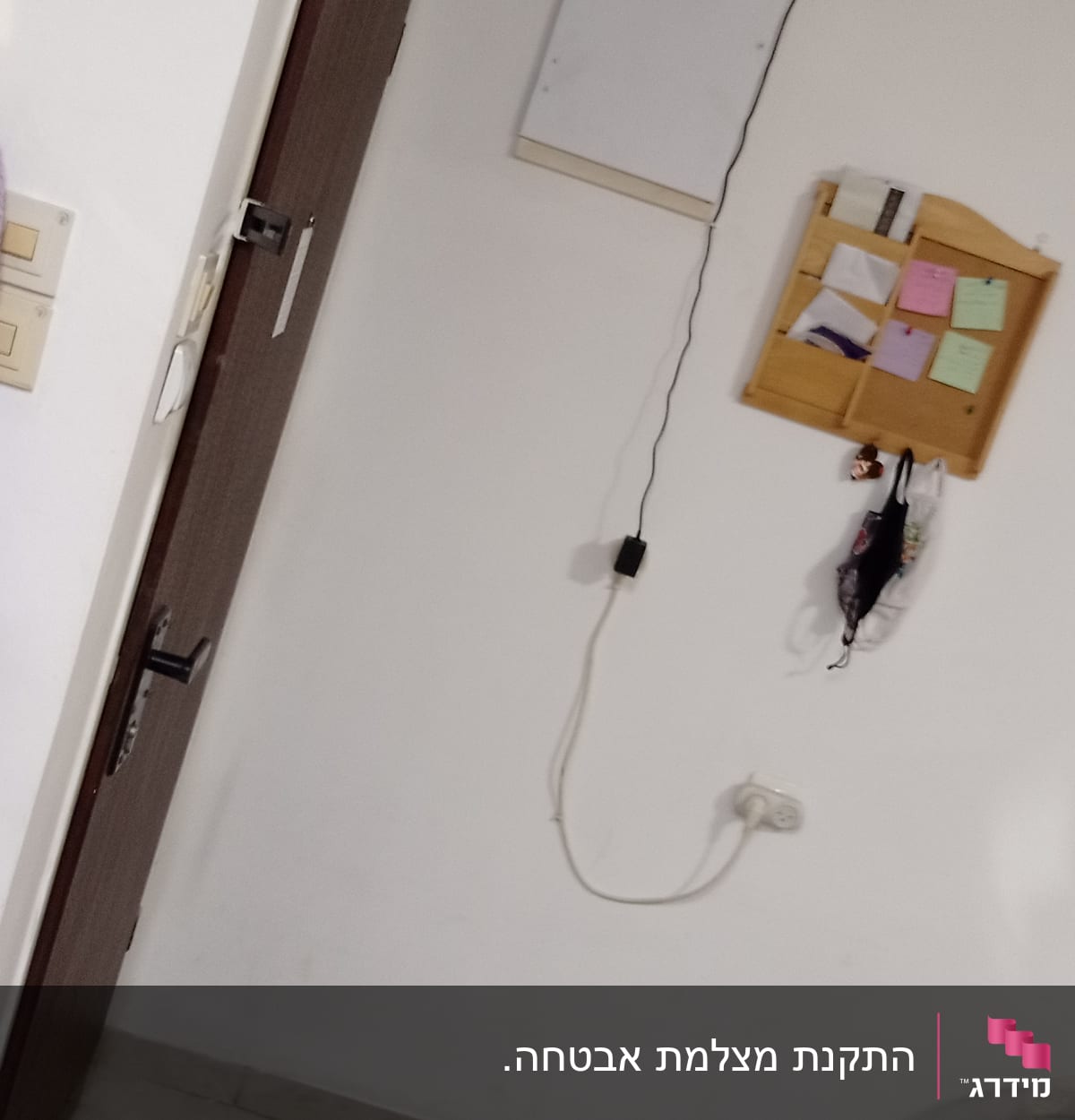 קופסת חיבורים עם כבלים מחוברים לקיר